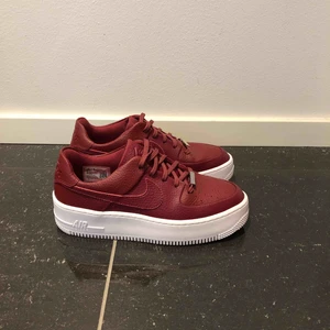  - Helt nya Nike Air Force One Sage Low. Endast använda en halv dag. Perfekt skick!