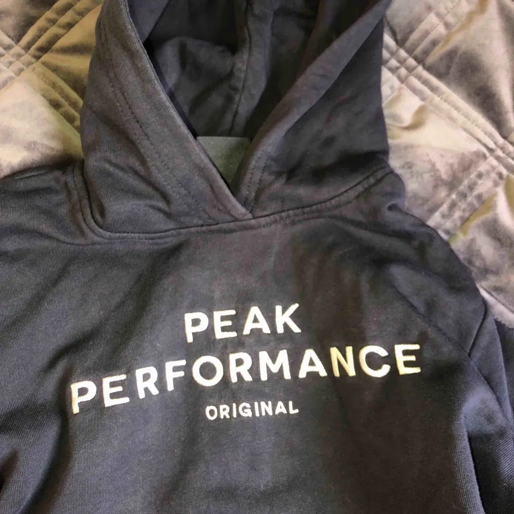 En super skön peak performance hoodie, barnstrl men passar upp till M skulle jag säga! . Tröjor & Koftor.