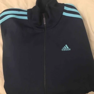  - Ljusblå/blå Fint skick Finns ej mer tror jag  Mötes upp i gbg, majorna eller fraktar men köparen står då för frakten. Tar även swish och kontanter mm.