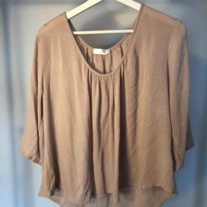  - Rosa luftig blus. faller jättefint när den sitter på 🌸