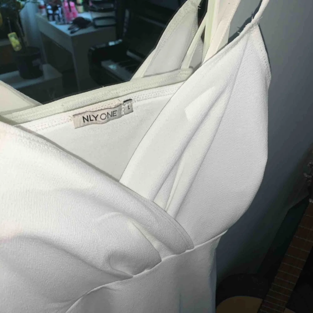 En enkel vit klänning i storlek L köpt från Zalando.💜. Klänningar.