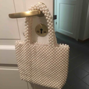  - Pärlväska👛 Aldrig använd, prislapp kvar! Bara att höra av dig vid intresse/frågor eller fler bilder!💞  Köpt för 420 kr