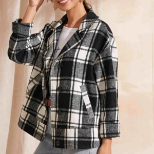  - Säljer denna rutiga ”farfarjacka” från Shein. Helt oanvänd, och en oversizemodell. Tunn, men funkar att ha hoodie under eftersom att den är oversize. 