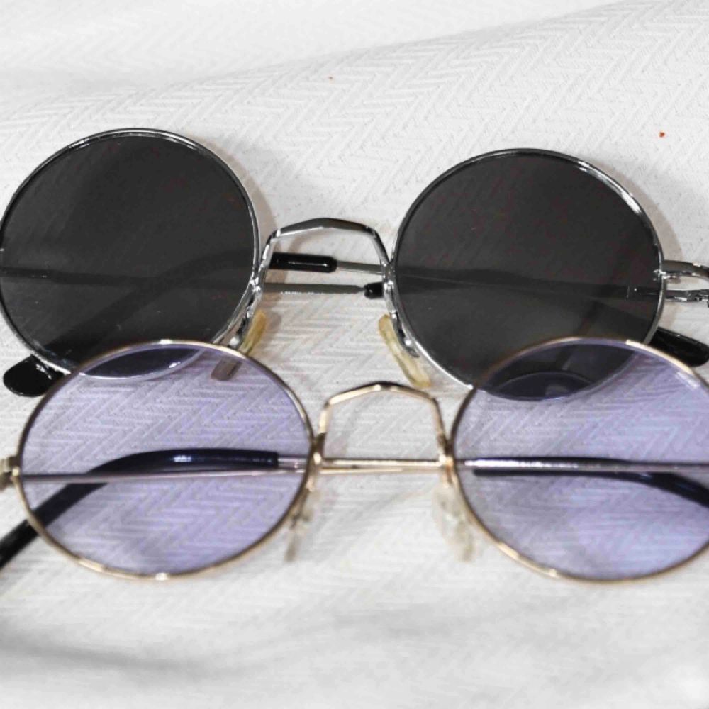 Paketpris på 65kr, två solglasögon 😎 skiftar lite i färg beroende på omgivning/ se bild 1&2. 🕶   •möts upp i Stockholm, frakt står köpare för☺️. Accessoarer.