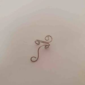  - Fin earcuff 🤩 OBS! Vi kan ej garantera vilket material smycket är gjort i. Frakt ingår inte i priset. Om du vill köpa till en papperslåda vi har tillverkat själva tillkommer en extra kostnad på 15kr