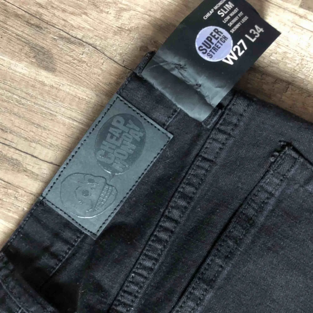 Cheap Monday slim jeans i storlek 27/34.   Köptes för 450kr men säljer för 250kr Aldrig använt dessa då dom är för små för mig☺️ . Jeans & Byxor.