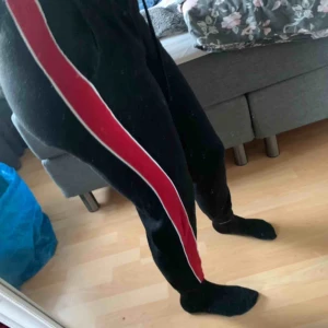  - svarta mjukisbyxor med en röd rand! så mjuka men kommer inte till användning 