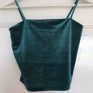 Grönt linne från Gina Tricot i sånt ”velvet” material. Linnet har extratyg runt brösten så man behöver inte ha BH på sig ✨