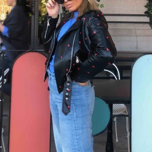  - Intressekoll på min coola skinnjacka ifrån Nakd. Finns längre inte att köpa. Känns som ny, inga märken alls! Hör av er om ni är intresserade och buda:)