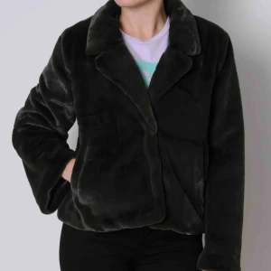  - Rensar garderoben: Minimum fuskpäls jacka inköpt på MQ för 999kr för ett år sedan. Använd en gång. Fin mörkgrön färg. Köparen står för frakten, kan även mötas upp mellan Vällingby och Brommaplan