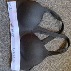  - Calvin Klein bh vadderad, storlek L. Aldrig använd, säljer på grund av köpt fel storlek. Har storlek 75C i vanliga fall och denna bh är något stor för mig. 