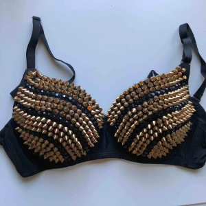  - svincool bh med nitar, aldrig använd! frakten är gratis 😊