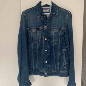 - ACNE STUDIOS PASS MID BLUE  Jeansjacka från Acne Studios. Strl 48. Utmärkt skick.   Nypris 2600 kr