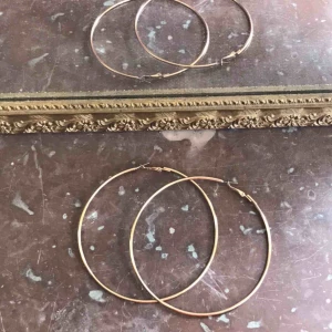  - Jättestora guldfärgade hoops. Aldrig använt, ska vara okej även om man är allergisk mot nickel. Frakt tillkommer 😌🌼