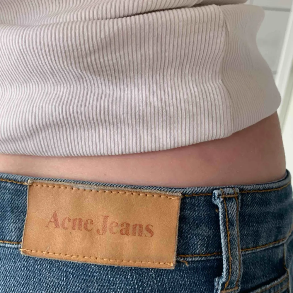 Skitsnygga Acnejeans med en slits på sidan. Liknar jeansen från Zara som är slutsålda. Frakt tillkommer🥰🦋. Jeans & Byxor.