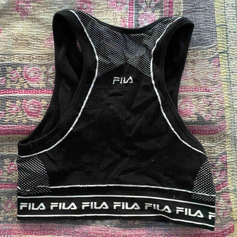 fila sports bra from weekday. it’s honestly cute and a shirt or swim suit top. Övrigt.