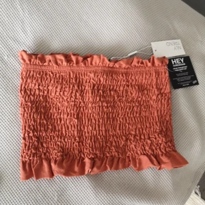 Tubtopp från Nelly - Aldrig använd. Fraktar för 42kr, möts inte upp