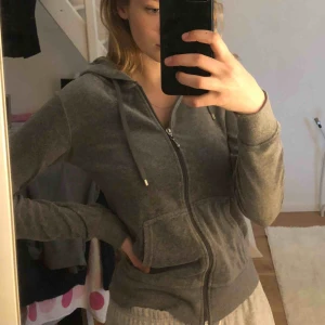  - Mysig tröja från Cubus! Materilet är typ sammet fast inte riktigt haha, frakt tillkommer:)