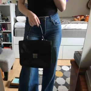  - Gullig och rymlig väska från WERA, otroligt bra kvalité, är som ny!! Finns gott om olika fack och man får plats med mycket!! 