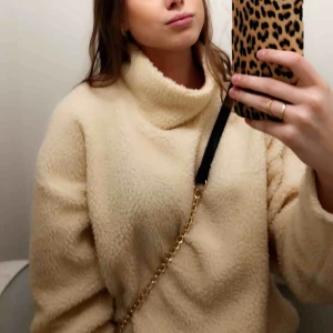  - Snygg Teddy tröja med polokrage. Lite kortare i modellen och köpt på BikBok. Helt klart en favorit som tyvärr inte kommer till användning.