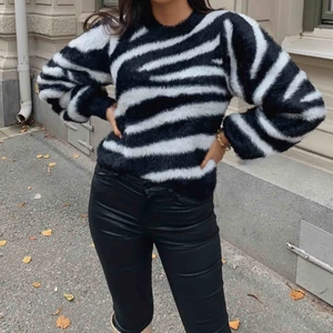  - Relaxed Fuzzy Knit Black/White Zebra. Stickad tröja från IVYREVEL. Tröjan har ett fint zebramönster och kvaliten är mjuk och har en hårig yta . Ny tröja, endast använd en gång. Nypris 599kr