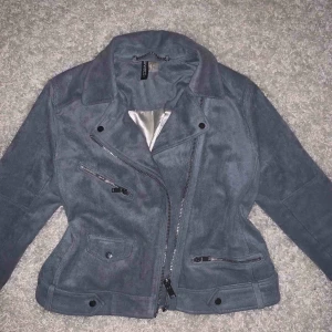  - Fake mockajacka från H&M i väldigt fint skick och en fin smuts blå färg, perfekt till vår och sommar. Storleken är M men passar även S. Kontakta för frågor och mer information💙