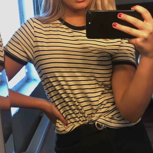  - Snygg randig T-shirt från zara. Köparen står för frakt.