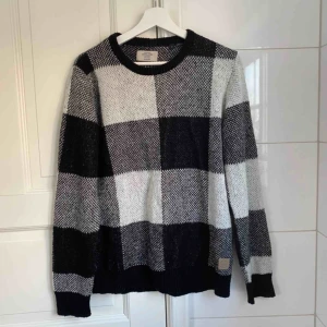 - En snygg stickad Jack and Jones tröja i bra skick! Ny pris 380kr  Kontakta för fler frågor! :)