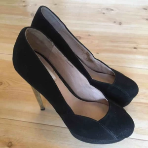  - Superfina platåskor i svart och bruna spräckliga klackar 