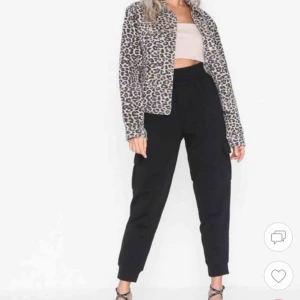  - Fick hem dessa byxor från Nelly igår, som tyvärr var för stora för mig. Är ett par cargo-mjukisar med fickor på benen! Kostar 174kr på Nelly nu men här kan ni få dom för 100kr inkl frakt :)