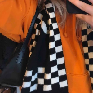  - Skitsnygg liten svart väska som passar till allt! Använd typ en gång så är i nyskick!!🦋