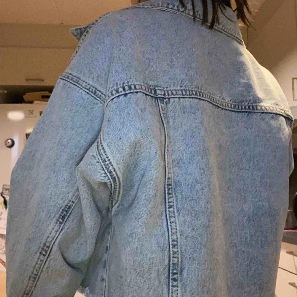 En superfin croppad och overzisead jeansjacka som är perfekt till vår och sommaren! Orginalpriset är 499 men du får den för 200 med frakt. Jag är xs och använder den så storleksmässigt fungerar den från xxs-M. . Jackor.