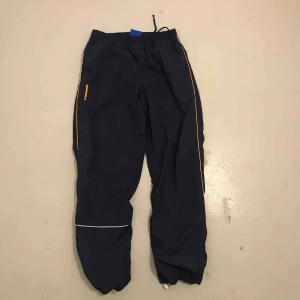  - Umbro tracksuit byxor i mörklblått med orangea detaljer 💙🧡