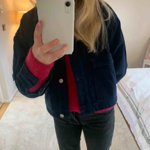  - Superfin vårjacka från Zara. Den är i en barnstorlek 13-14 men skulle säga att den passar en xs-s då jag är ofta en s i kläder.Snygga kontrast sömmar. Endast använd vid ett tillfälle så den är näst intill oanvänd. Nypris 400kr Frakt ingår inte!