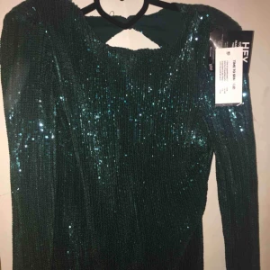  - Helt ny glitter klänning med öppen rygg Storlek: s 
