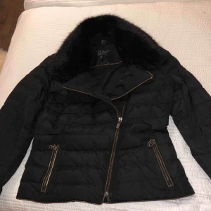  - Äkta Armani Jeans jacka super fin❤️men tyvärr så har den blivit för stor för mig❤️