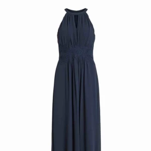  - mörkblå Långklänning som jag köpte förra året för 600kr, endast använt den en kväll💙 frakt tillkommer💌 