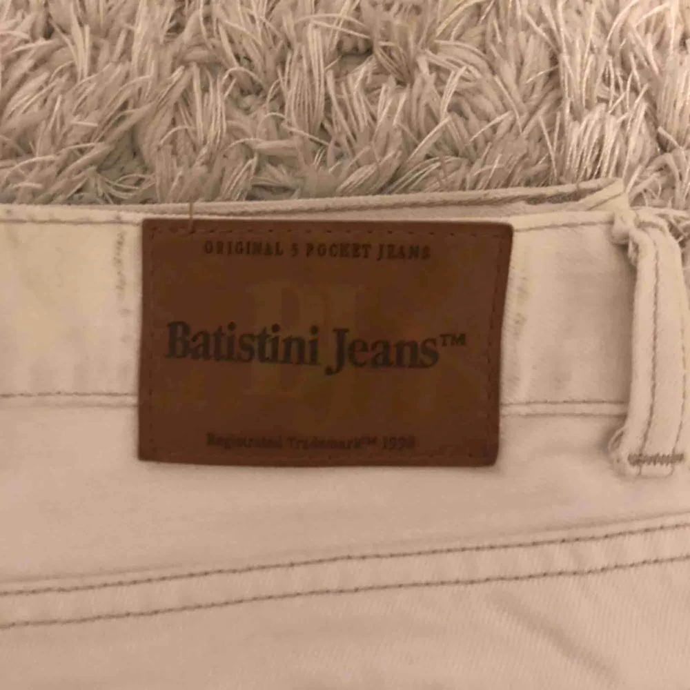 Vita Batistini jeans Storlek w37 l32 Skick 8/10 lite smutsiga men tvättas vid köp. Jeans & Byxor.