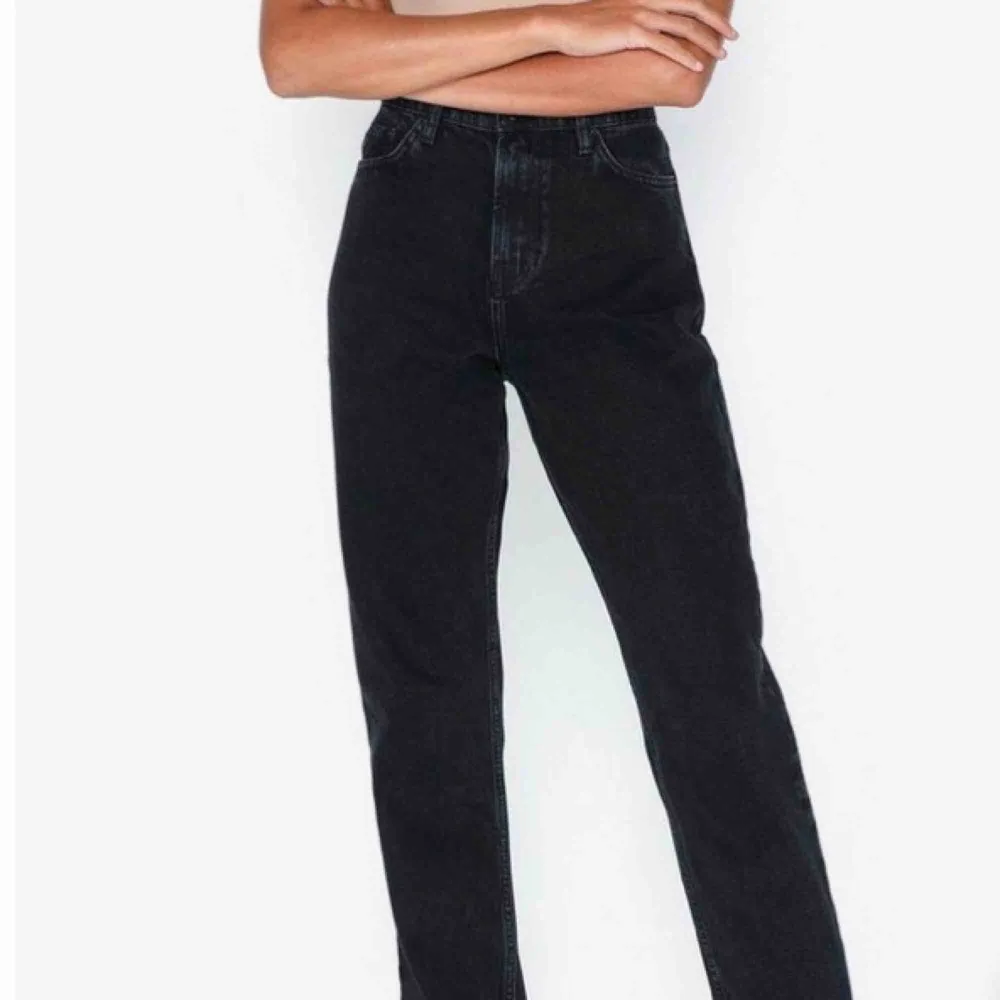 Säljer dessa SLUTSÅLDA Jeansen till originalpris pga för små för mig. De är helt nya Nelly jeans i jättesnygg och trendig modell!  De är i storlek 32 som enligt Nelly motsvarat 25 i midjan och 32 längd. . Jeans & Byxor.