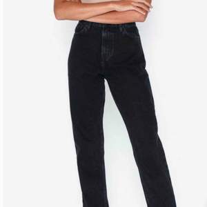 Säljer dessa SLUTSÅLDA Jeansen till originalpris pga för små för mig. De är helt nya Nelly jeans i jättesnygg och trendig modell!  De är i storlek 32 som enligt Nelly motsvarat 25 i midjan och 32 längd. 