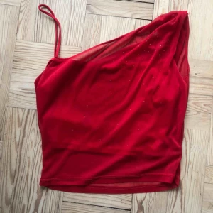 O - Jättefin röd croptop! Köpt second hand men aldrig använd av mig. Några stenar har trillat av men inget som syns. Står xl i tröjan men skulle säga att det är mer som en medium. 