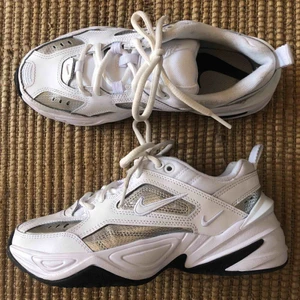 Skor - Populära Nike tekno sneakers med silver detaljer använda två gånger, nyskick, och kommer ej till användning. Nypris 1100 