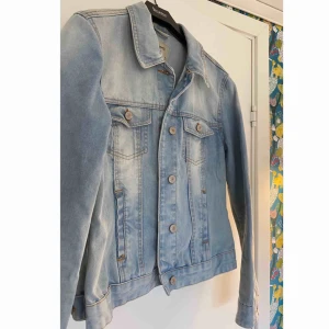 Jeansjacka - Ljusblå jeansjacka i mycket bra skick. Köpt på primark i London. Köparen står för frakt! 