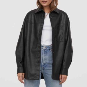  - Superfin vegansk skinnskjorta från H&M  Härligt mjuk i materialet och fin både som skjorta eller jacka! 