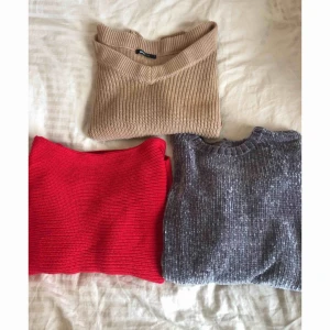 Stickade tröjor  - Snygga stickade tröjor!  Brun : SÅLD, Röd : NA-KD - boxmodell, off shoulder, obs 80kr!  Grå : PULL&BEAR - ”vanlig” modell 