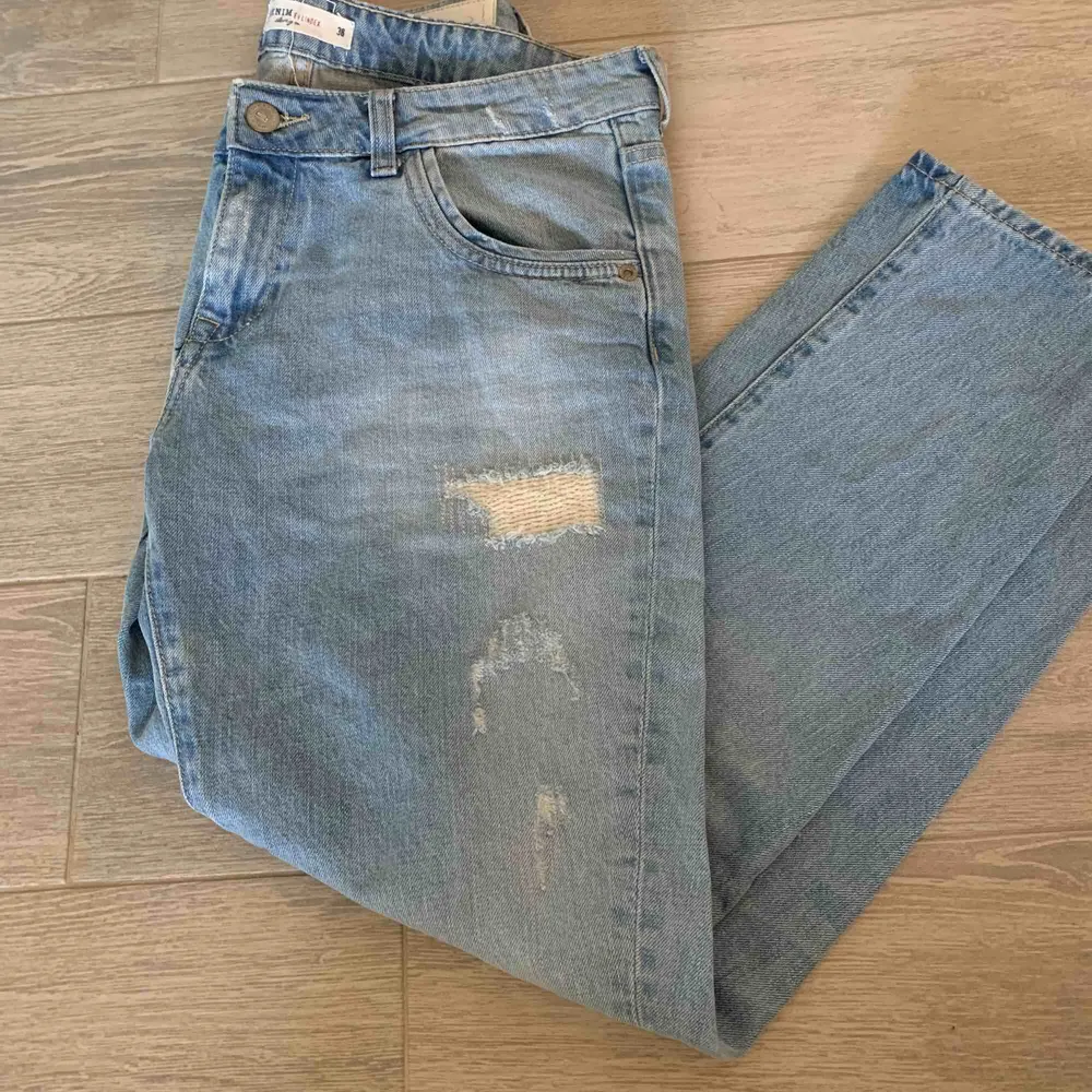 Säljer mina superfina mom jeans då dom är för stora för mig:) Dom är i storlek 38 och har inga defekter. Dom är medelhöga i midjan.. Jeans & Byxor.