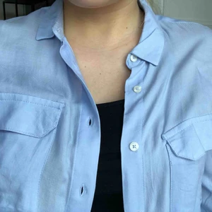  - Tunn blå skjorta! Perfekt till en varm sommardag. Köparen står för frakt! 🥰