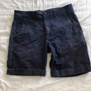  - Mörkblåa shorts från Zara