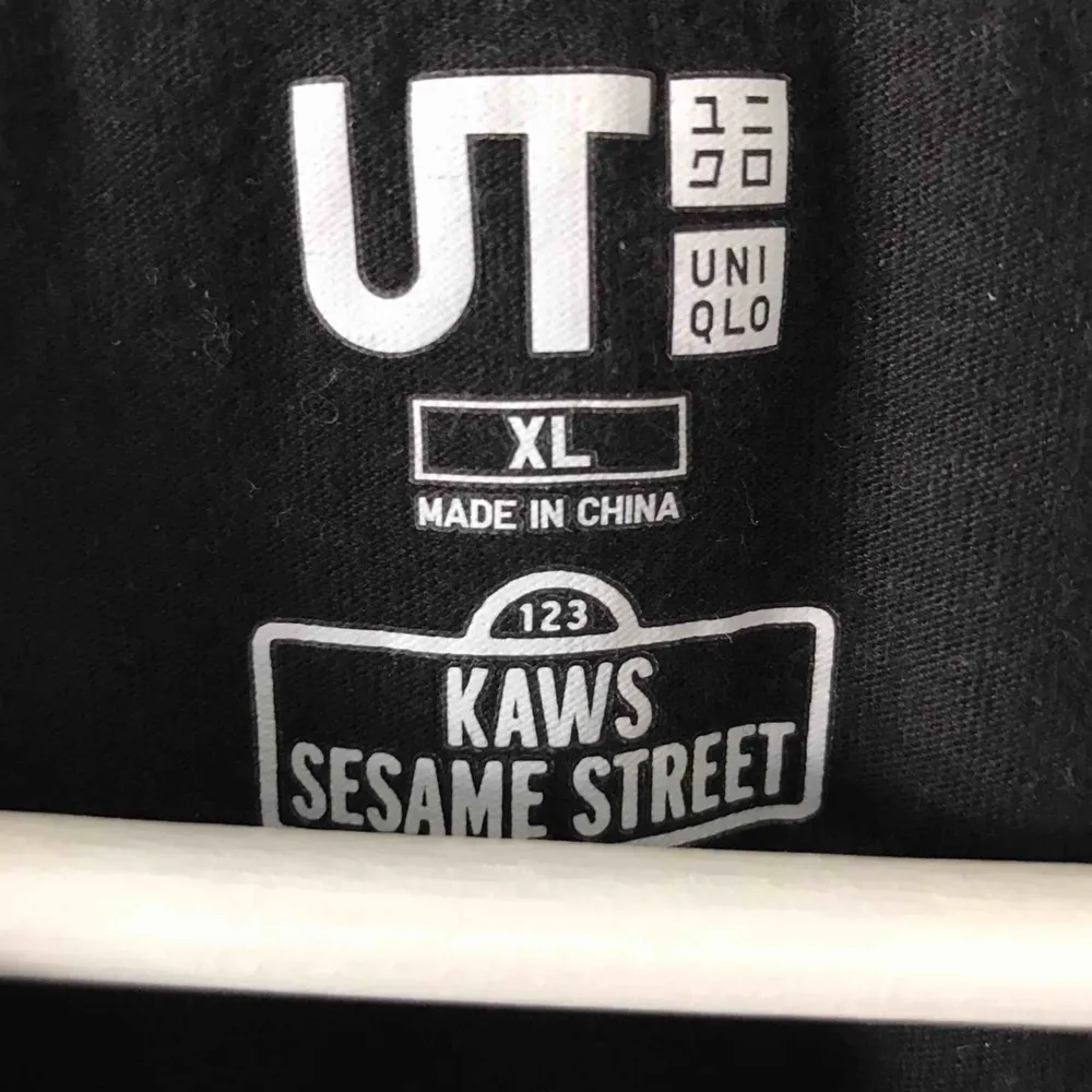 Kaws x Uniqlo t-shirt  . T-shirts.