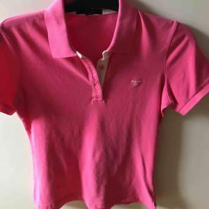 Helt ny GANT polo tröja, äkta!, köpt för 1100kr, rosa med vita detaljer, frakt och pris kan diskuteras💞